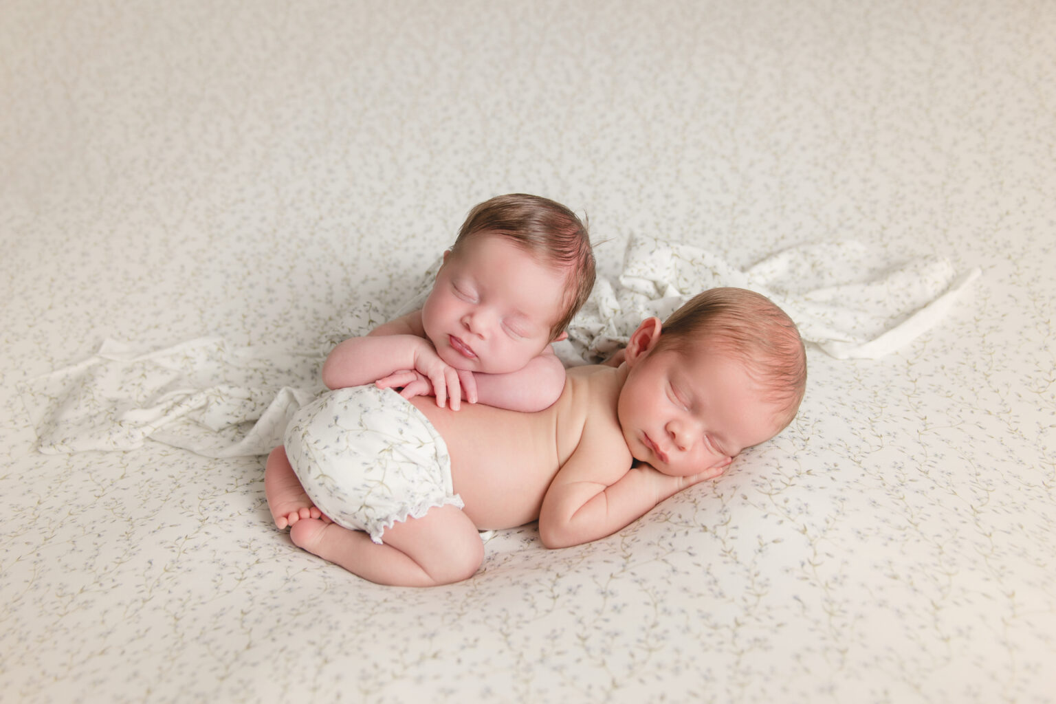Fotografía de recién nacidos gemelos en estudio, sesión newborn en Smile Fotografía A Coruña